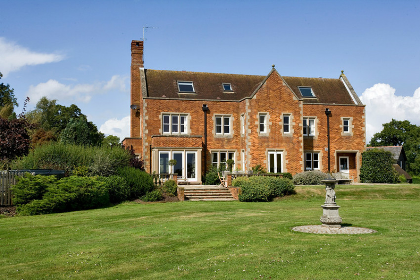 Hot tub and swimming pool holiday home in Surrey Hills near Sussex, Home Counties