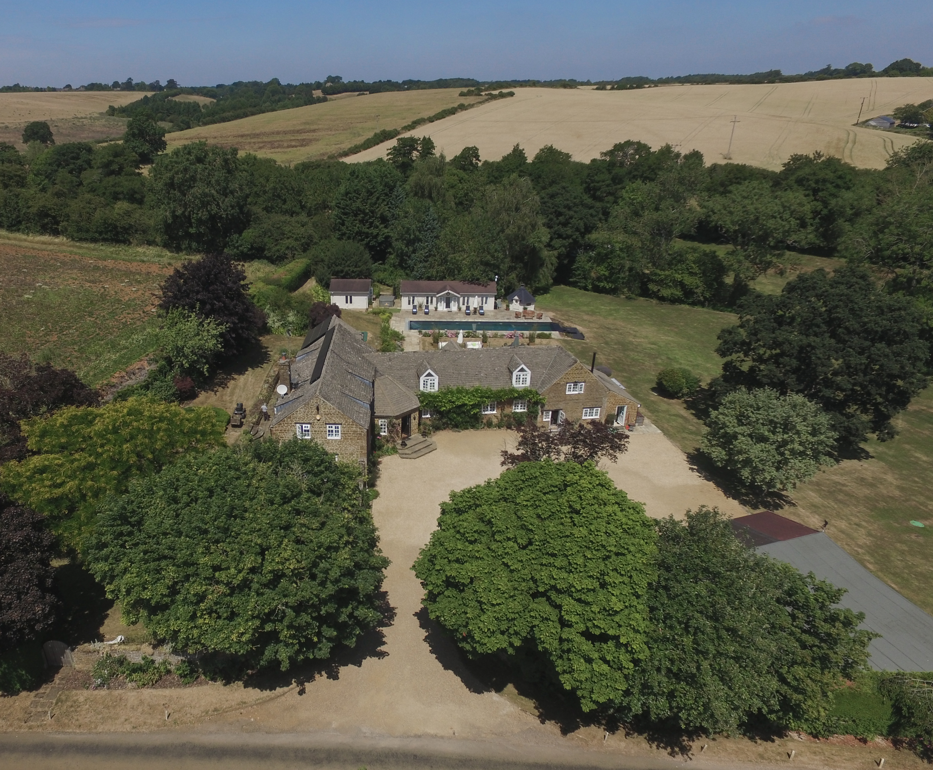 Hot tub and swimming pool holiday home in The Cotswolds