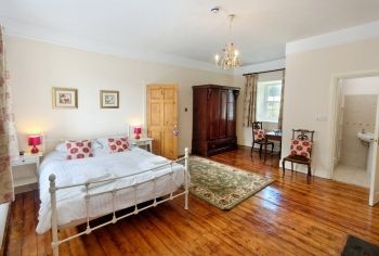 Logie Country House master bedroom with kingsize bed