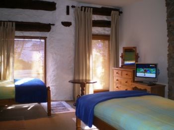 Longbow Barns Lower Apartment Twin Bedroom.