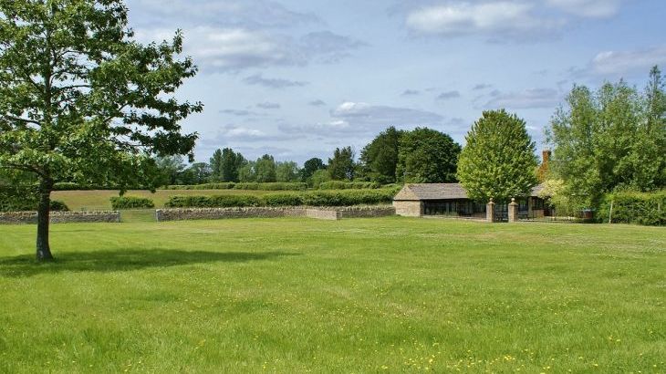 The Cotswold Manor Grange, Exclusive Hot-Tub, Games Barn, 70 acres of Parkland - Photo 7