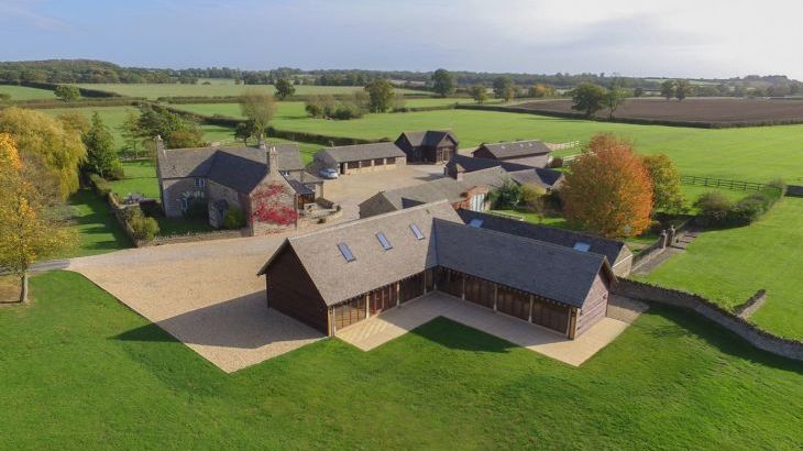 The Cotswold Manor Grange, Exclusive Hot-Tub, Games Barn, 70 acres of Parkland - Photo 11