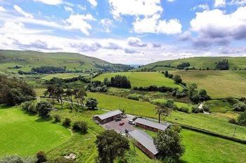 Sleeps 6 Hot Tub Cottage in Mid Wales Sleeps 6 Hot Tub Cottage in Mid Wales