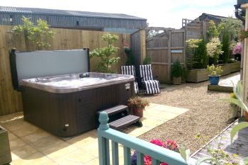 Sleeps 9 Holiday Rental with Hot Tub in The Welsh Borders, North Wales Sleeps 9 Holiday Rental with Hot Tub in The Welsh Borders, North Wales