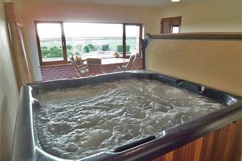 Sleeps 6 Hot Tub Cottage in East Midlands Sleeps 6 Hot Tub Cottage in East Midlands