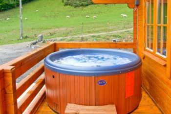 Sleeps 5 Hot Tub Cottage in Mid Wales Sleeps 5 Hot Tub Cottage in Mid Wales