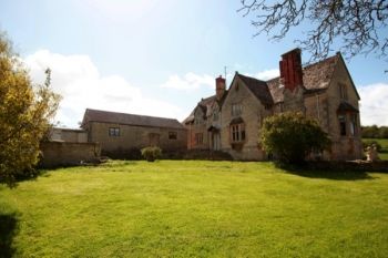 Sleeps 28 Hot Tub Cottage in Cotswolds, Heart of England Sleeps 28 Hot Tub Cottage in Cotswolds, Heart of England