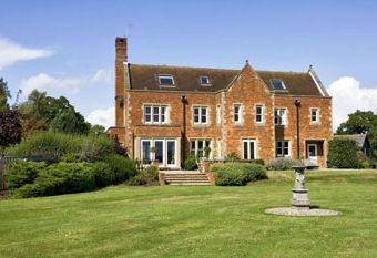 Cottage with Hot Tub Access in Surrey Hills near Sussex, Home Counties Cottage with Hot Tub Access in Surrey Hills near Sussex, Home Counties