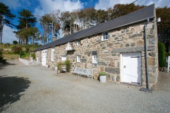 Cottage with a spacious bed for couples in Coastal Snowdonia in North Wales Cottage with a spacious bed for couples in Coastal Snowdonia in North Wales