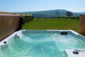 Sleeps 4 Hot Tub Cottage in North Wales Sleeps 4 Hot Tub Cottage in North Wales