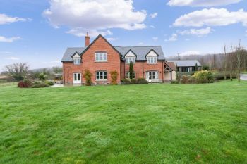 Luxury House, 5* Gold rated,sleeps 10+1 with a large garden, downstairs bedroom and wet room,  and a shared games room - Herefordshire