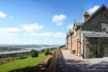 Cottage with a spacious bed for couples in Loch Lomond, Glasgow, Trossachs, West Coast Scotland, Whisky Trail Scotland, Central Scotland Cottage with a spacious bed for couples in Loch Lomond, Glasgow, Trossachs, West Coast Scotland, Whisky Trail Scotland, Central Scotland