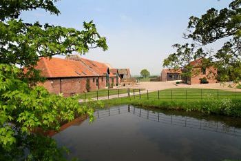 Sleeps 7 Hot Tub Cottage in East Anglia, Southern Norfolk Broads Sleeps 7 Hot Tub Cottage in East Anglia, Southern Norfolk Broads