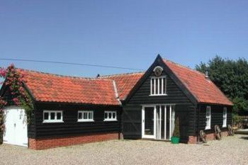 Cottage with a spacious bed for couples in East Anglia, close to the Dedham Vale AONB Cottage with a spacious bed for couples in East Anglia, close to the Dedham Vale AONB