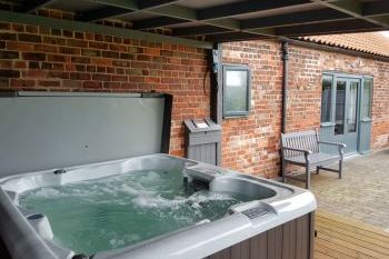 Sleeps 5 Hot Tub Cottage in Midlands, Lincolnshire Fens Sleeps 5 Hot Tub Cottage in Midlands, Lincolnshire Fens