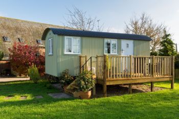 Sleeps 2 Hot Tub Cottage in Cotswolds AONB Sleeps 2 Hot Tub Cottage in Cotswolds AONB