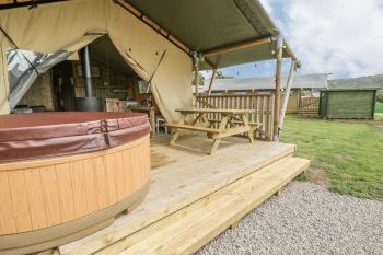 Sleeps 6 Hot Tub Cottage in North Wales Sleeps 6 Hot Tub Cottage in North Wales