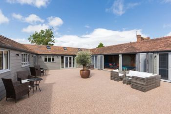 Cottage with Hot Tub Access in Cotswolds Cottage with Hot Tub Access in Cotswolds
