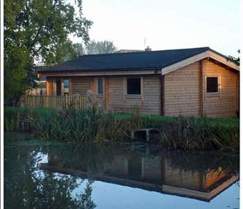 Cosy and smart timber fishing lodge with views over the lake