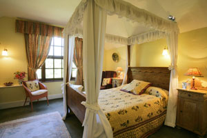 stay in a holiday cottage with a 4 poster bed