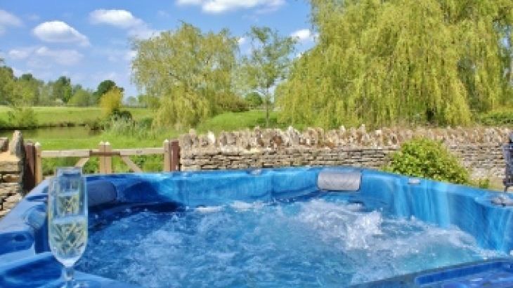 The Cotswold Manor Hall, Exclusive Hot-Tub, Games/Event Barns, 70 acres of Parkland, sleeps  30,  Photo 3