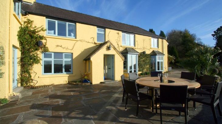 Cottages with a swimming pool near beaches   in 