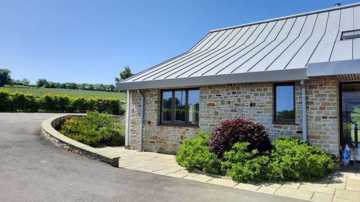 Sleeps 10, Gold Award Winning House, M1 rated, ideal for all generations with downstairs bedroom and wet room - Photo 34