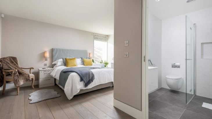Sleeps 10, Gold Award Winning House, M1 rated, ideal for all generations with downstairs bedroom and wet room - Photo 31