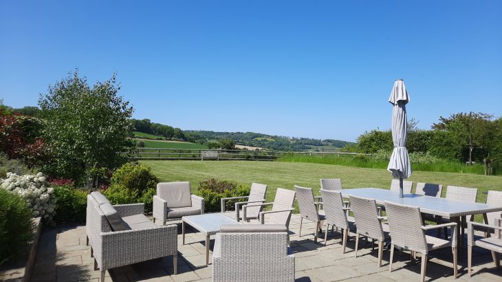 Sleeps 10, Gold Award Winning House, M1 rated, ideal for all generations with downstairs bedroom and wet room - Photo 37