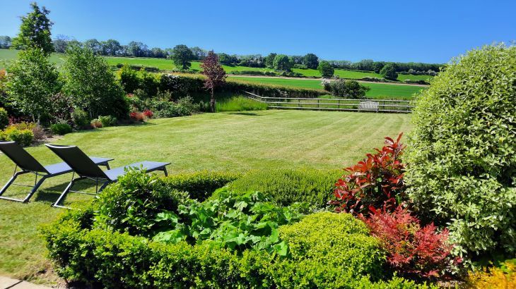 Sleeps 10, Gold Award Winning House, M1 rated, ideal for all generations with downstairs bedroom and wet room - Photo 39