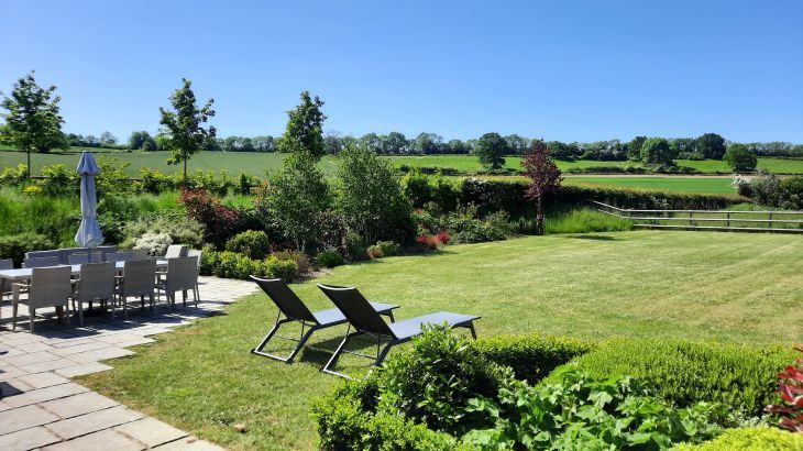 Sleeps 10, Gold Award Winning House, M1 rated, ideal for all generations with downstairs bedroom and wet room - Photo 40