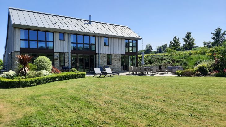 Sleeps 10, Gold Award Winning House, M1 rated, ideal for all generations with downstairs bedroom and wet room - Photo 41