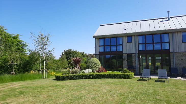 Sleeps 10, Gold Award Winning House, M1 rated, ideal for all generations with downstairs bedroom and wet room - Photo 42