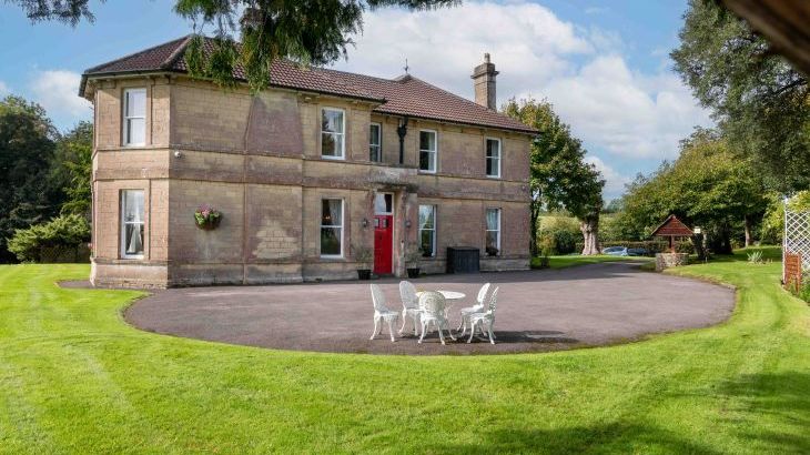 Cholwell Hall, sleeps  29,  Photo 1