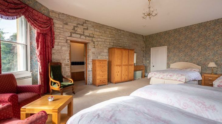 Cholwell Hall, sleeps  29,  Photo 7