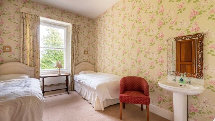 Cholwell Hall, sleeps  29,  Photo 8