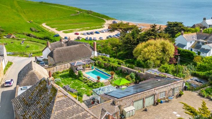 Large group accommodation with a swimming pool   in Jurassic Coast