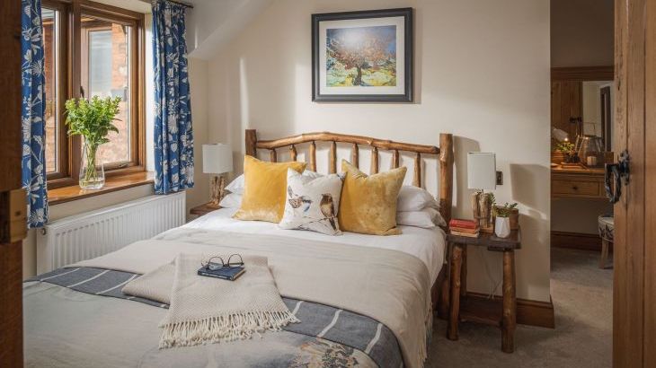 Smokeham Farm, sleeps  20,  Photo 17