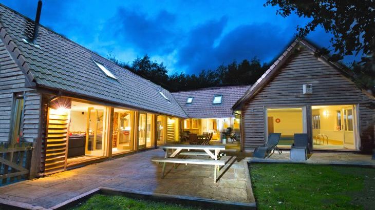 Holiday cottages with a swimming pool and barbeque   in South West, West Country