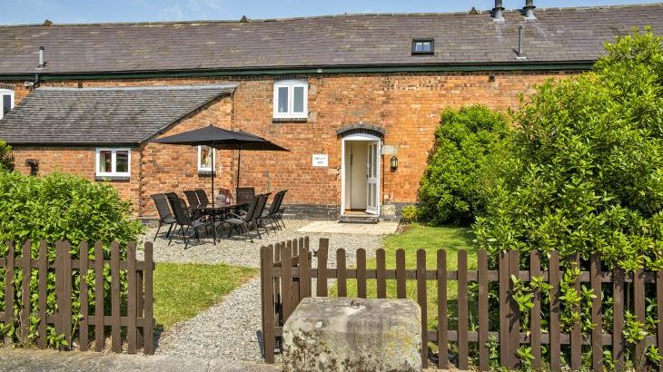 Oliver's Mill with shared Indoor Pool, Sports Court & Play Area - Main Photo