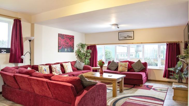 James's Parlour with exclusive use of shared Indoor Swimming Pool, Sports Court & Play Area - Photo 3