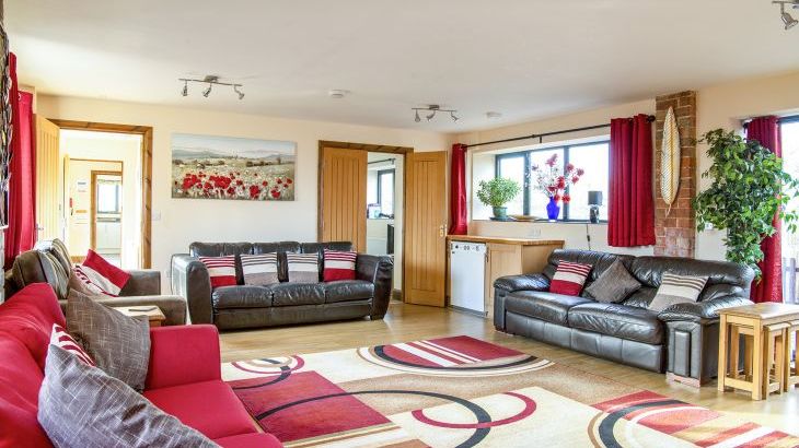 Buttercups & Hayloft Sleeps & Dines 16 with Pool, Sports Court & Play Area - Photo 4