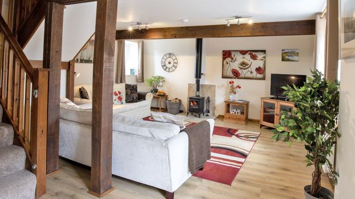 William's Hayloft with Swimming Pool, Sports Court & Toddler Play Area - Photo 3