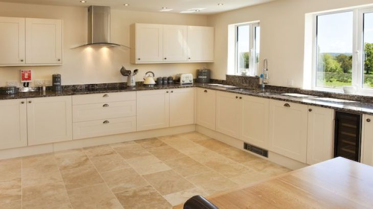 Holemoor Stables, sleeps 18, Photo 4 Holemoor Stables, sleeps 18, Photo 4