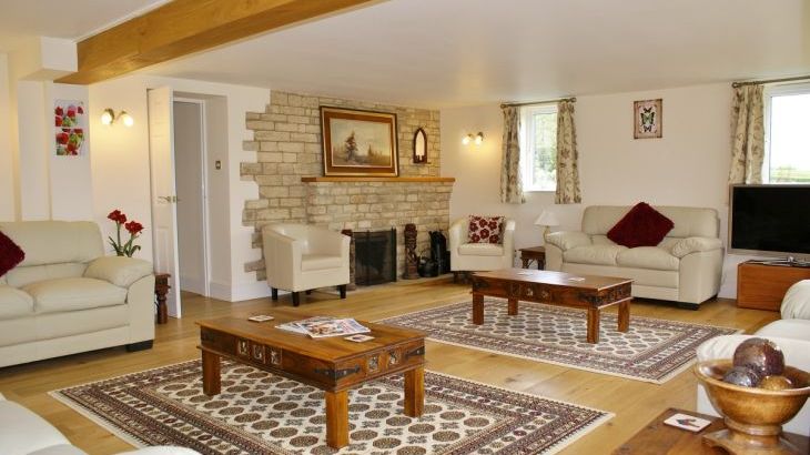 The Cotswold Manor Lodge, Exclusive Hot-Tub, Games Barn, 70 acres of Parkland - Photo 5