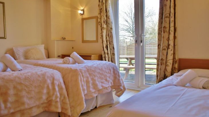 The Cotswold Manor Lodge, Exclusive Hot-Tub, Games Barn, 70 acres of Parkland - Photo 12
