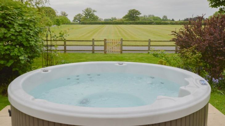 The Cotswold Manor Lodge, Exclusive Hot-Tub, Games/Event Barns, 70 acres of Parkland - Photo 3