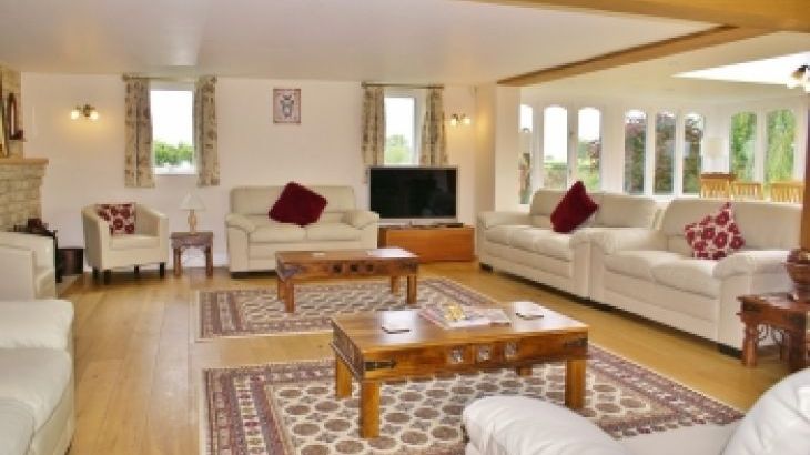 The Cotswold Manor Lodge, Exclusive Hot-Tub, Games/Event Barns, 70 acres of Parkland - Photo 13