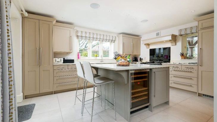 Sleeps 10+1, 5* High Spec, Luxury, House with free WiFi,private driveway, games room, amazing garden and Sonos System and downstairs bedroom and bathroom - Photo 29