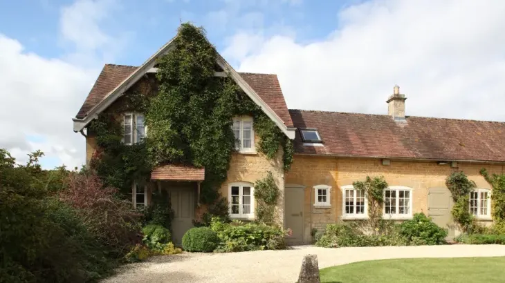 Pets welcome accommodation with a pool   in Cotswolds